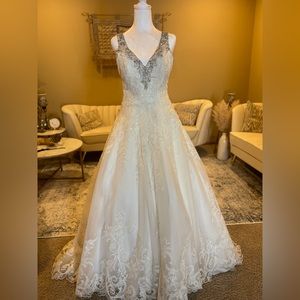 Wedding dress in perfect condition. Size 2-4, Worn once.